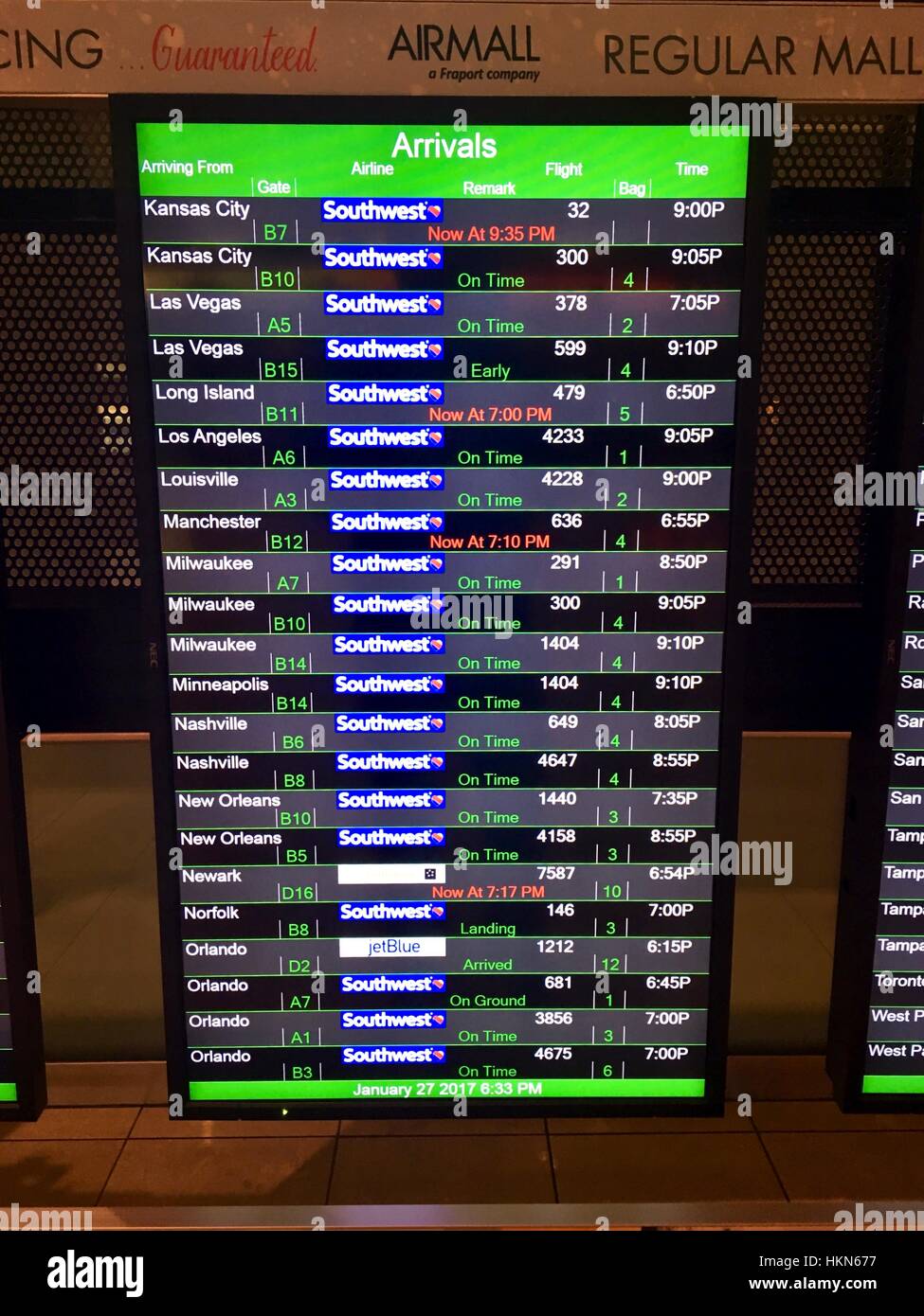 Orari dei voli presso l'Aeroporto BWI mostra proiettato partenze e arrivi e i ritardi Foto Stock