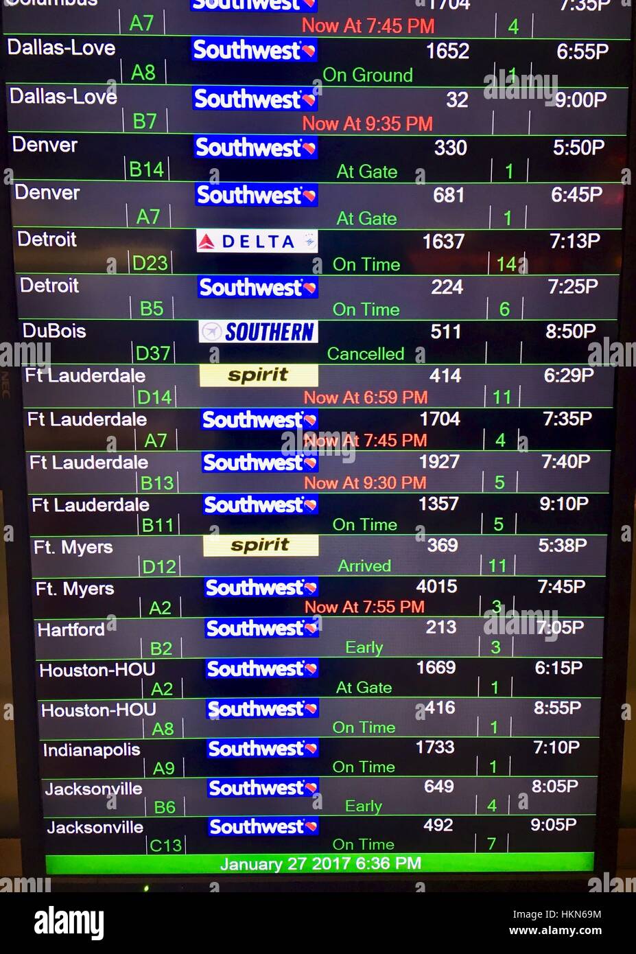 Orari dei voli presso l'Aeroporto BWI mostra proiettato partenze e arrivi e i ritardi Foto Stock