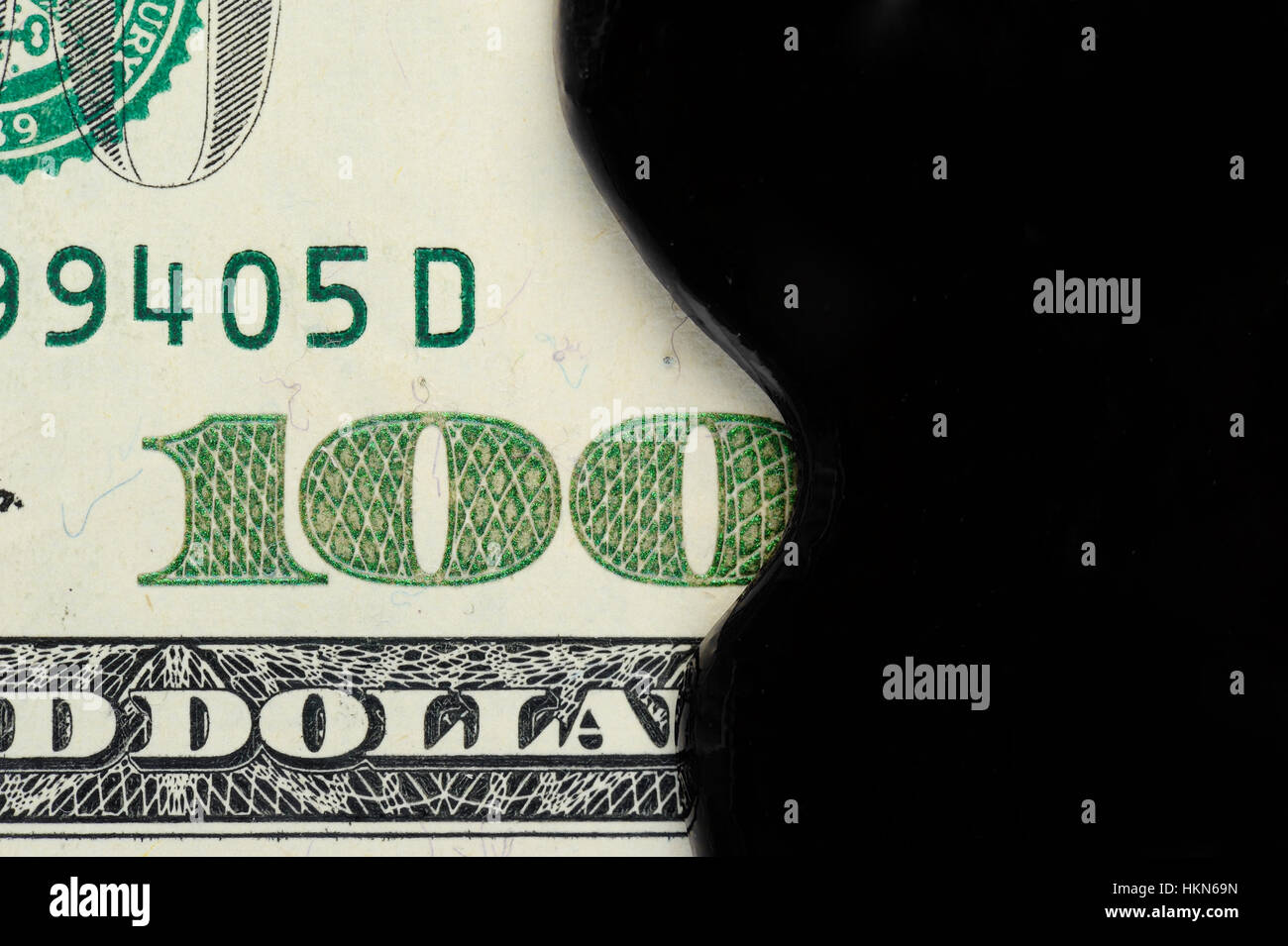 Petrolio su top dollar banconota di cento Foto Stock