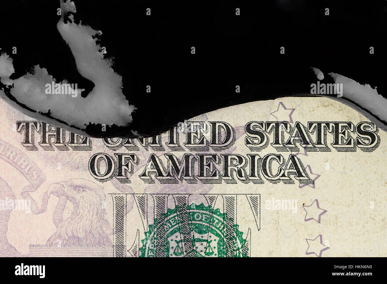 La benzina olio sulla parte superiore del dollaro americano banconota Foto Stock