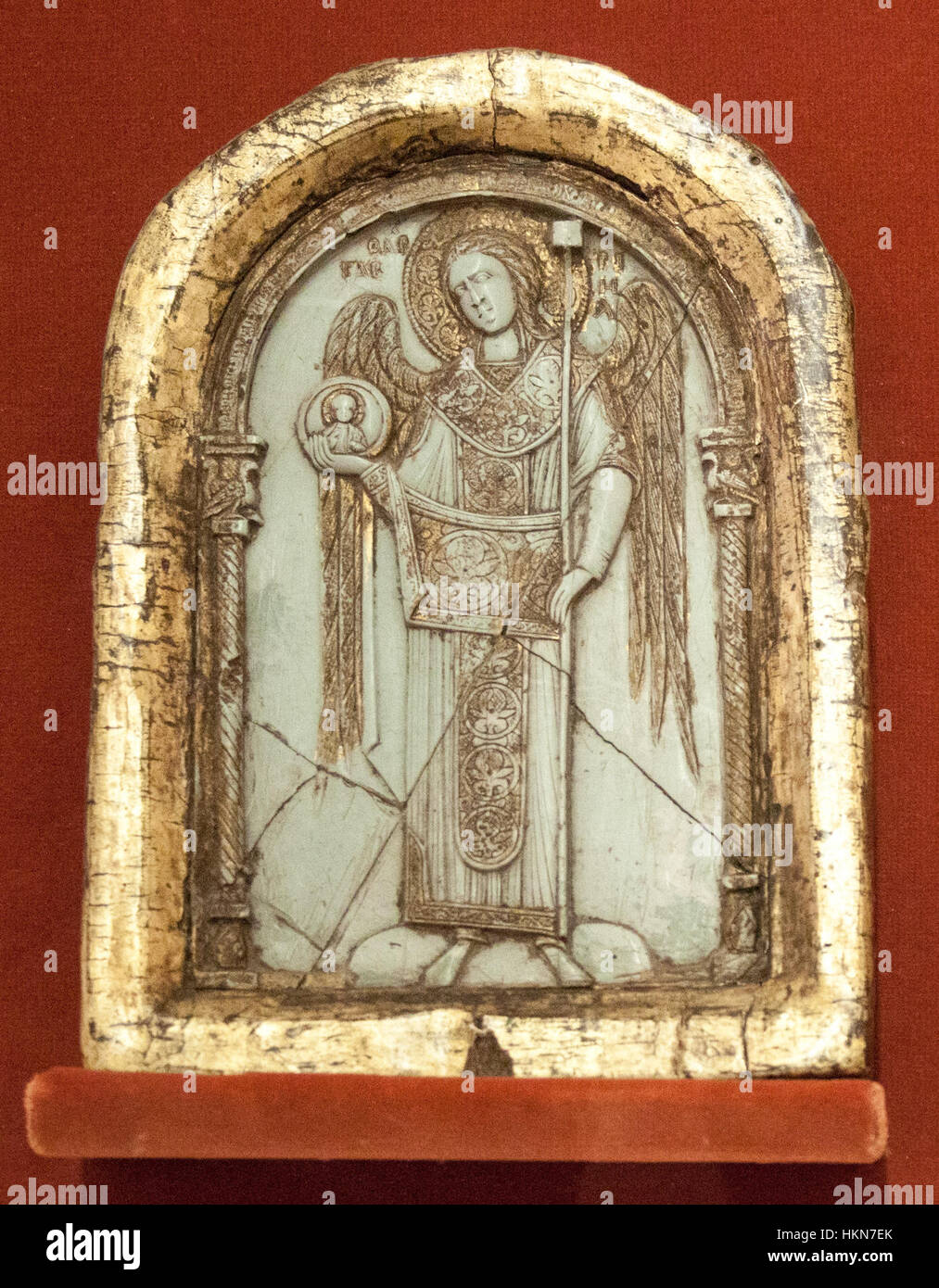 Questa opera d'arte moderna, "Arcangelo Gabriele" (Arcangelo Gabriele), creata in stile bizantino, combina temi religiosi con un'iconografia intricata. Il dipinto rende omaggio all'arte religiosa bizantina, caratterizzata dalle sue sfumature dorate e dalle dettagliate immagini religiose. Foto Stock