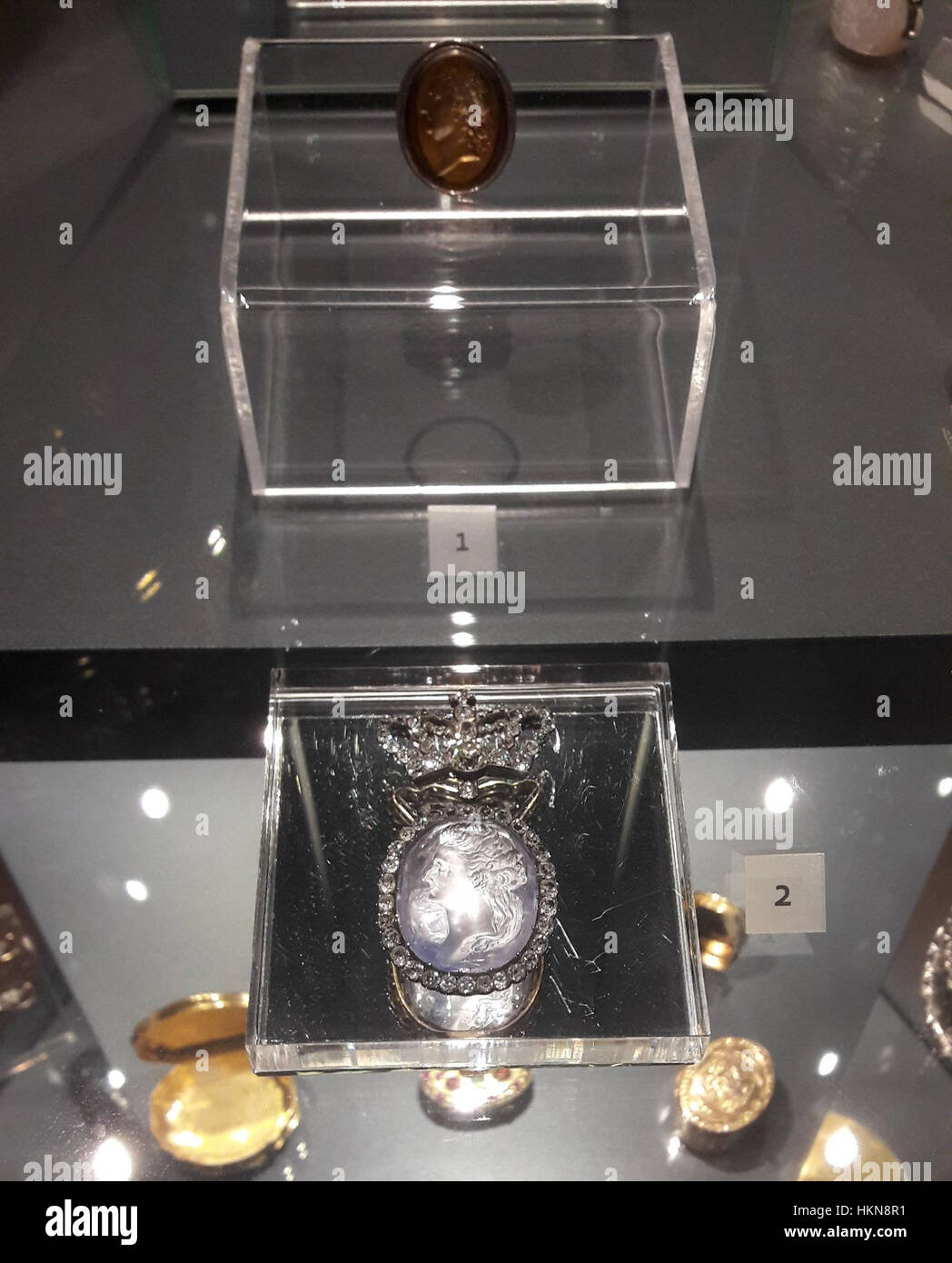 Un ritratto d'epoca intitolato "gioiello di Regulski con un ritratto 09", che mostra uno stile artistico classico con enfasi su elementi storici e antichi, tipicamente presentato in un contesto museale o di galleria. Foto Stock