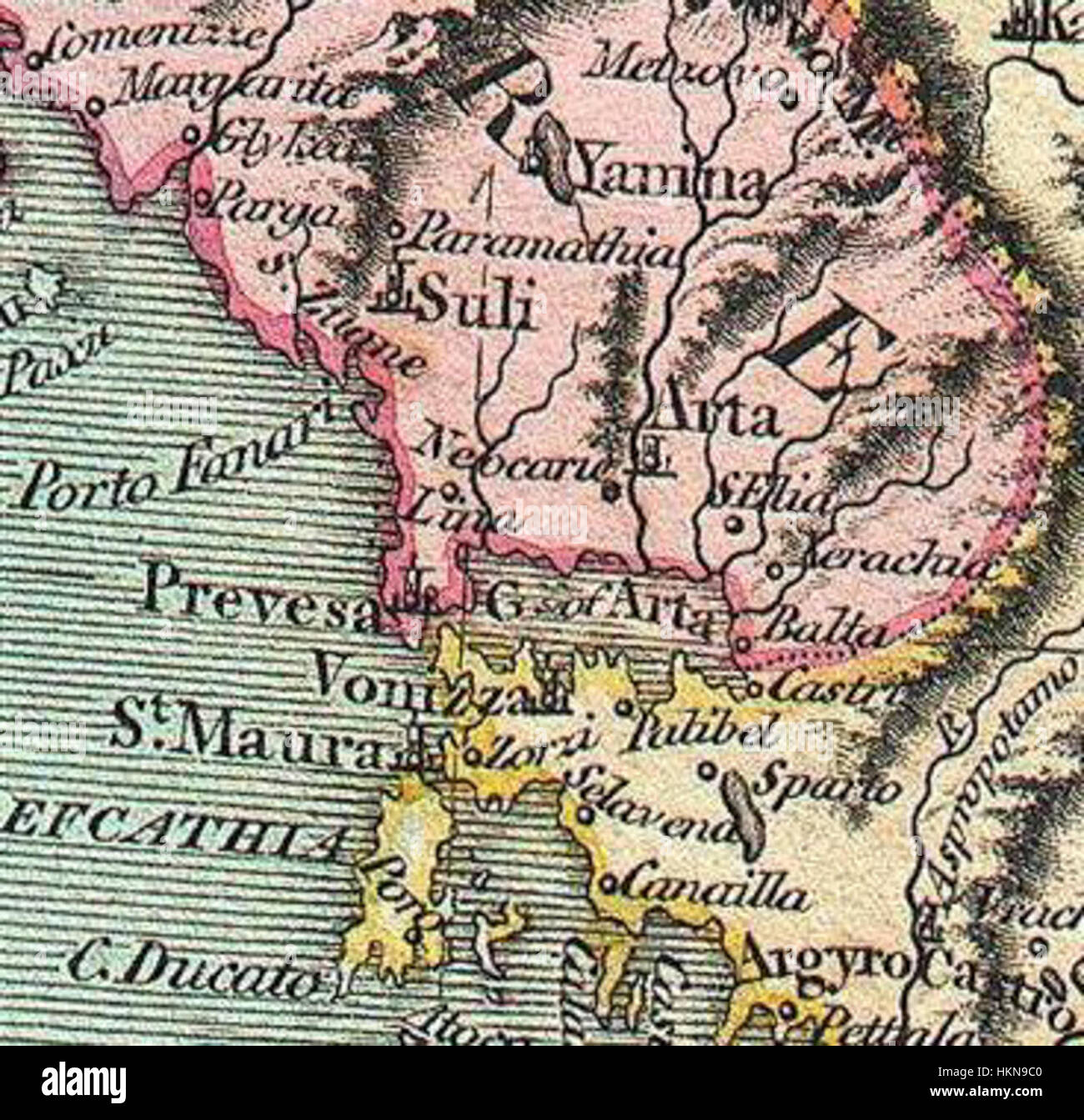 La mappa del 1801 di John Cary del golfo di Ambracian fornisce una descrizione dettagliata delle caratteristiche geografiche e delle coste di questa antica regione greca. La mappa offre informazioni sulle pratiche cartografiche dei primi anni del XIX secolo. Foto Stock