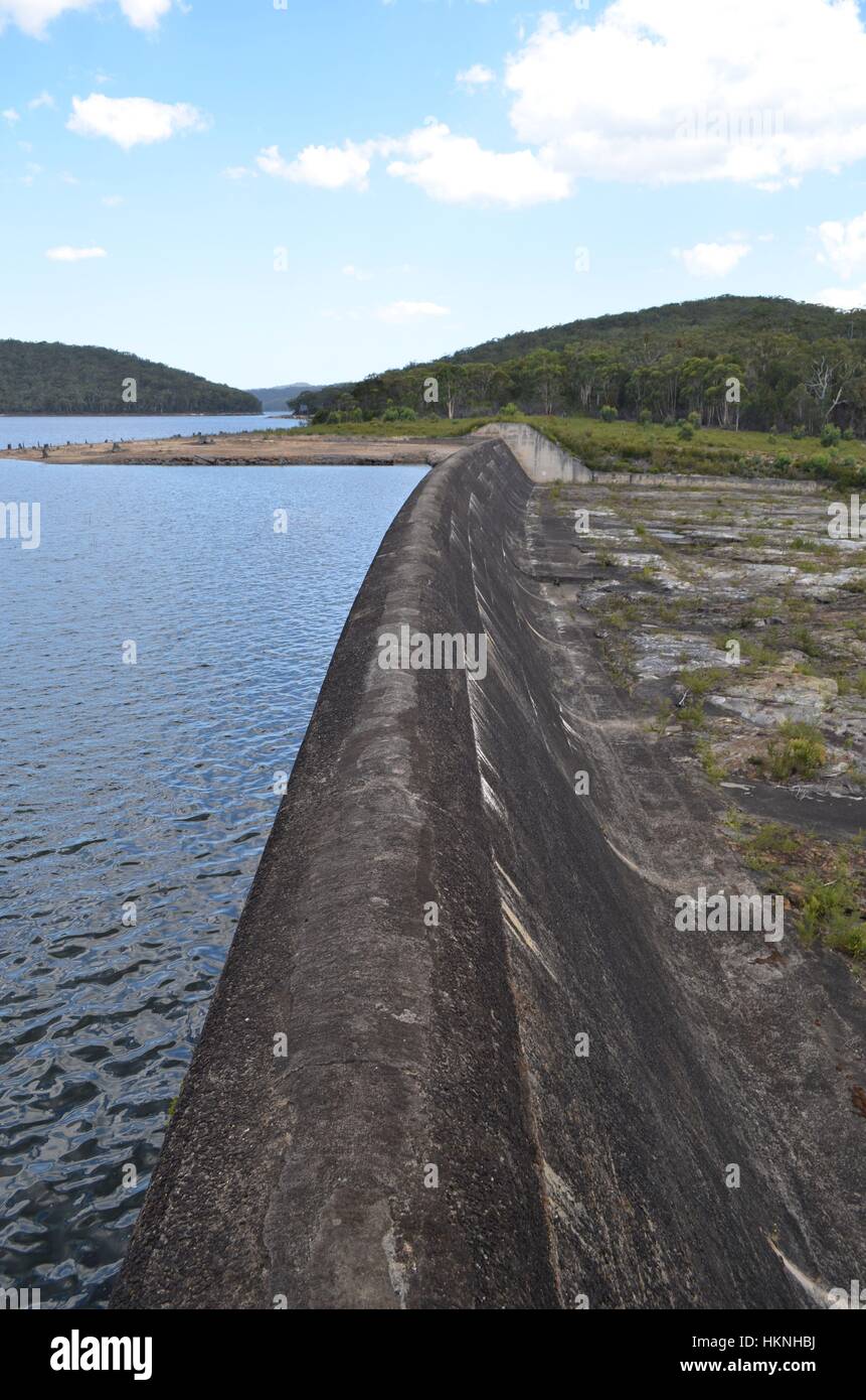 Curva a muro della diga di pietra arenaria Foto Stock