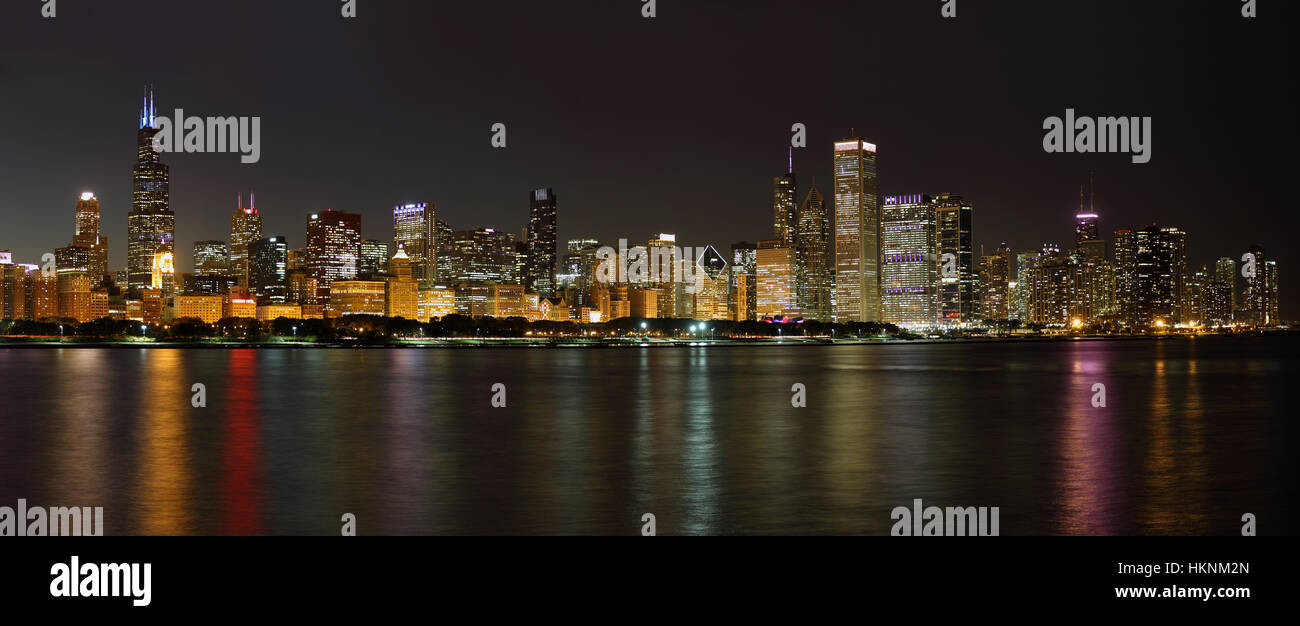 Sullo skyline di Chicago di notte Foto Stock