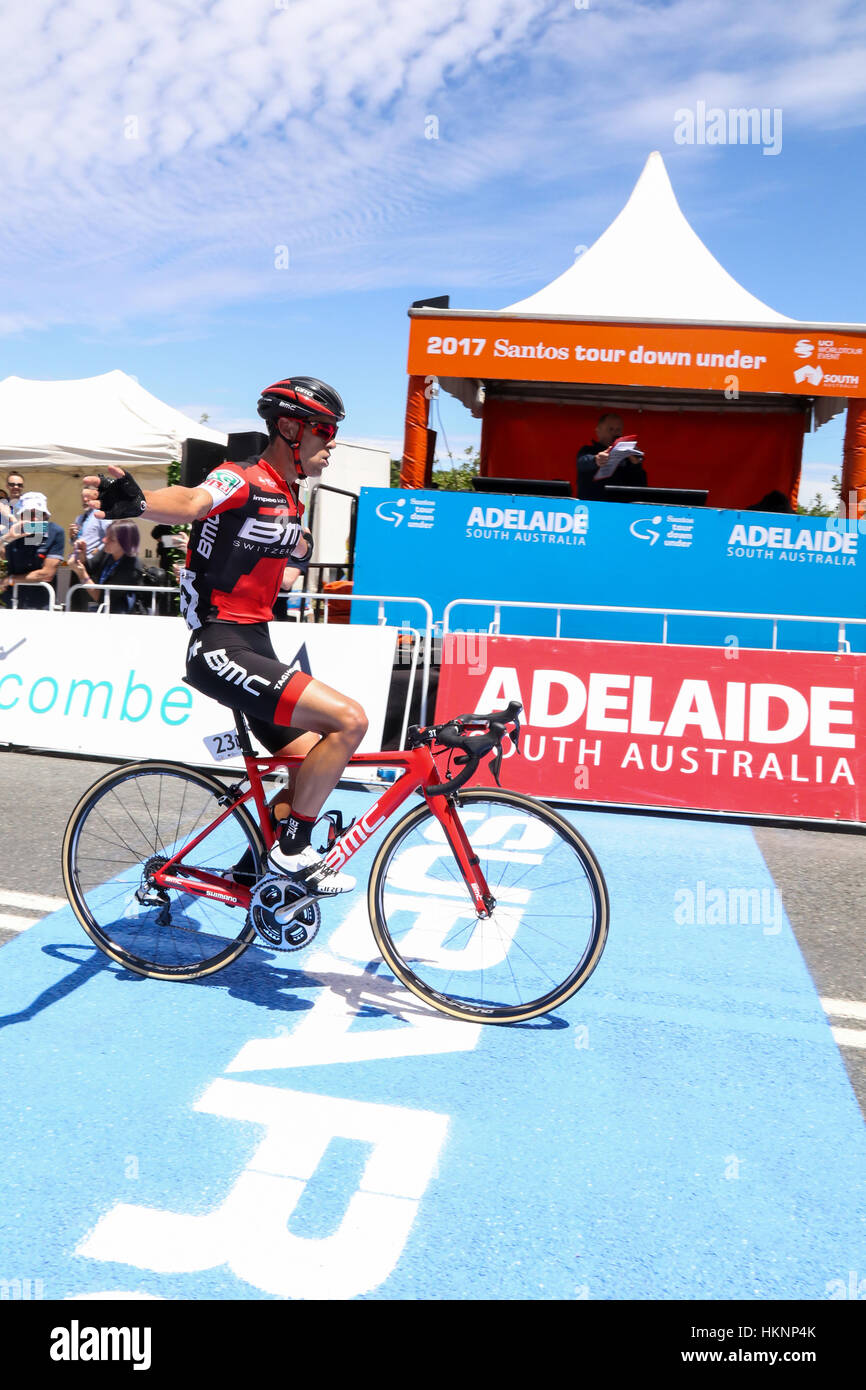 Richie Porte del BMC Racing Team attraversa la linea prima della fase 2 ot il 2017 Tour Down Under in Adelaide Australia Foto Stock