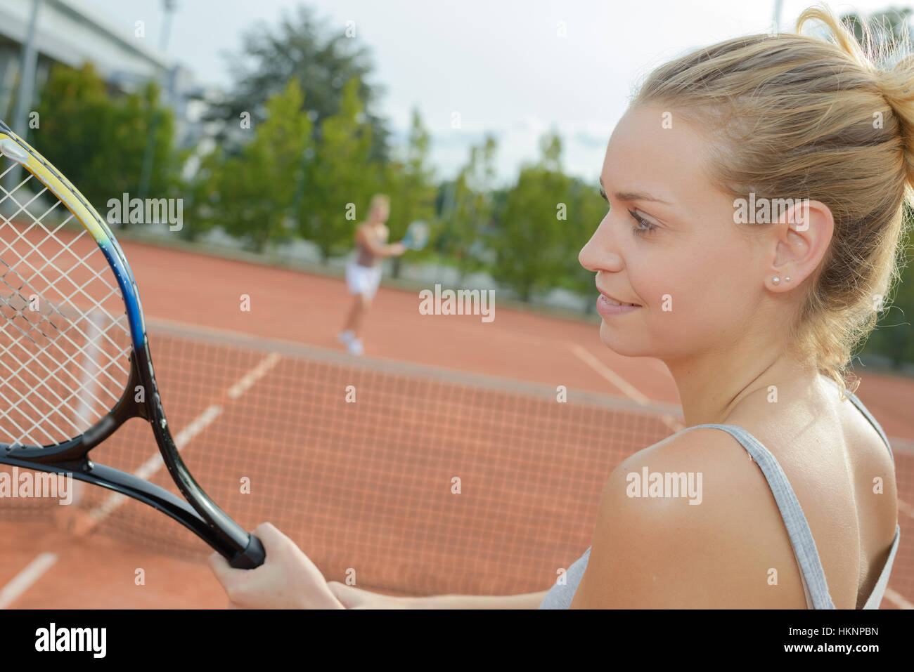 Giovane donna giocando a tennis Foto Stock