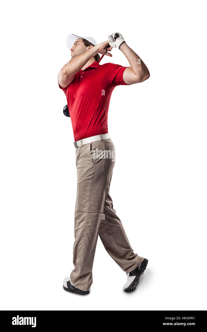 Giocatore di Golf in una maglietta rossa prendendo un altalena, su uno sfondo bianco. Foto Stock