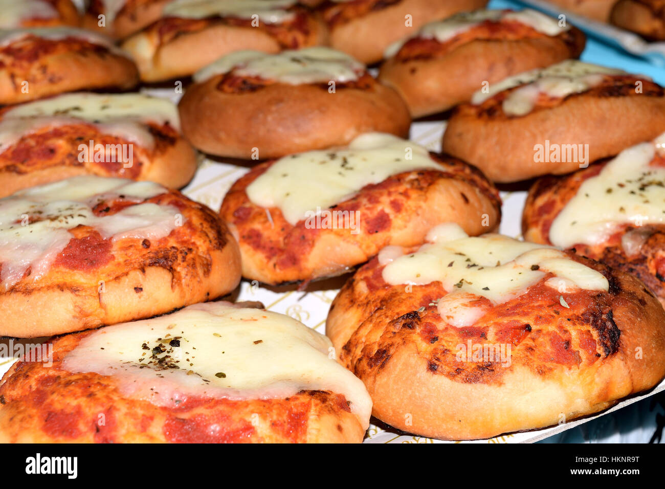 Piccola pizza con salsa di pomodoro e formaggio Foto Stock