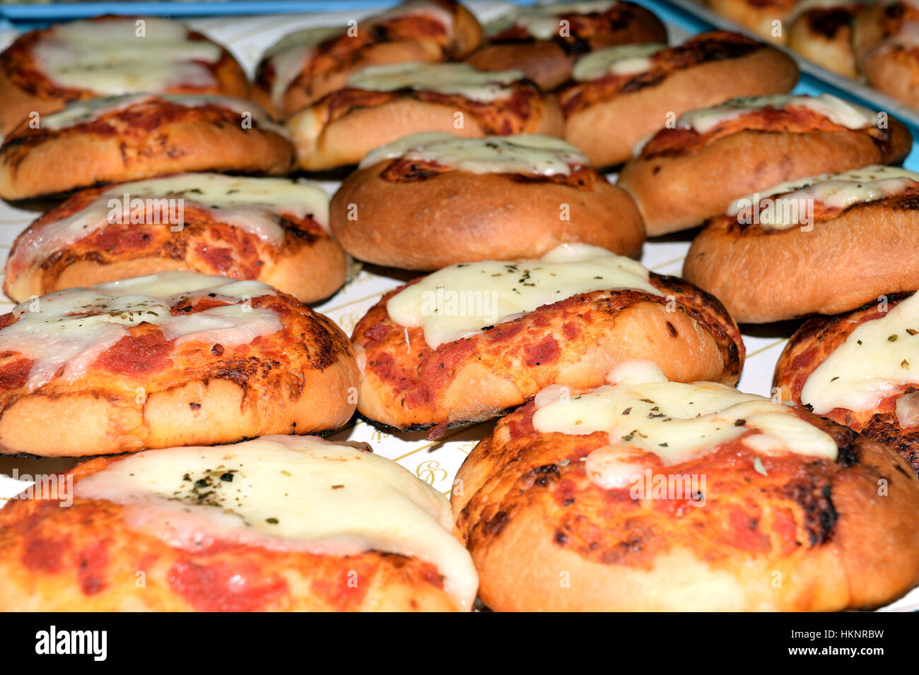 Piccola pizza con salsa di pomodoro e formaggio Foto Stock