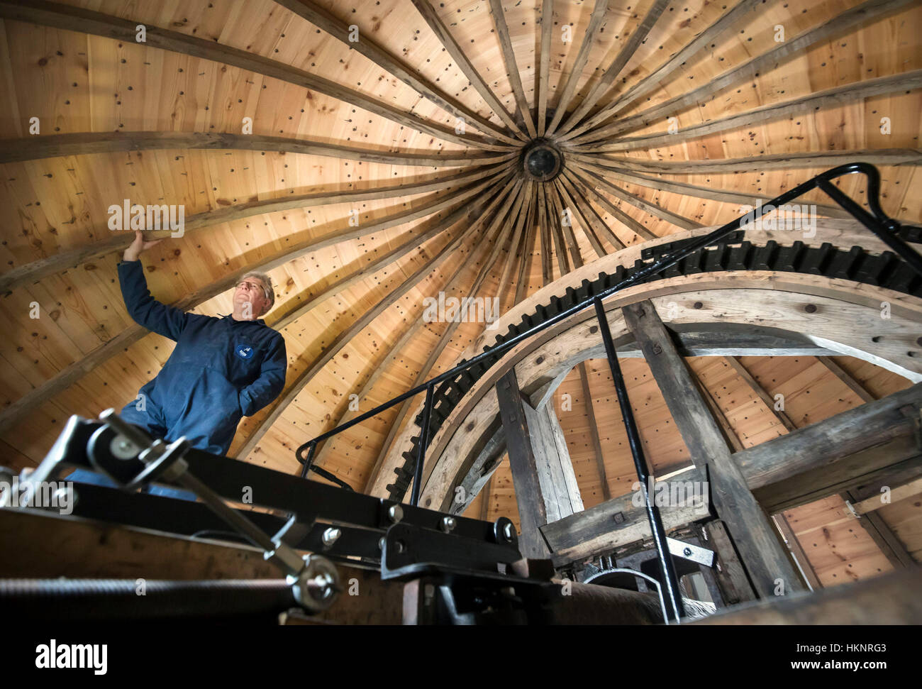 Holgate Windmill conservazione fondando la Società fiduciaria ed addestrato miller Stephen Potts all'interno del mulino a vento, che è la più antica lavorazione uno nello Yorkshire. Foto Stock