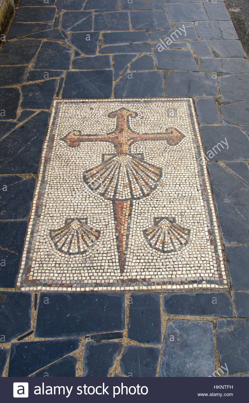 Croce Di San Giacomo E Conchiglie In Un Mosaico Che Segna Il Modo Di Pellegrini In Sarria Camino De Santiago Galizia Spagna Foto Stock Alamy