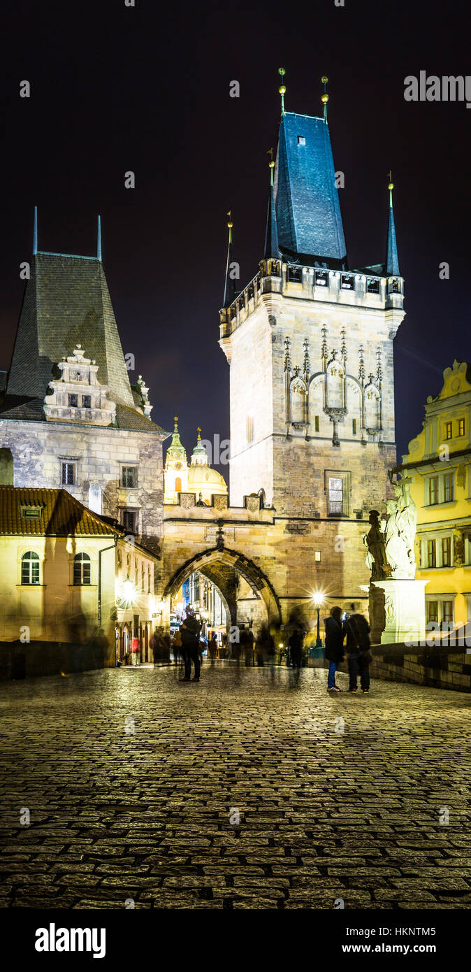 Ponte Carlo di notte, Praga, Boemia, Repubblica Ceca Foto Stock