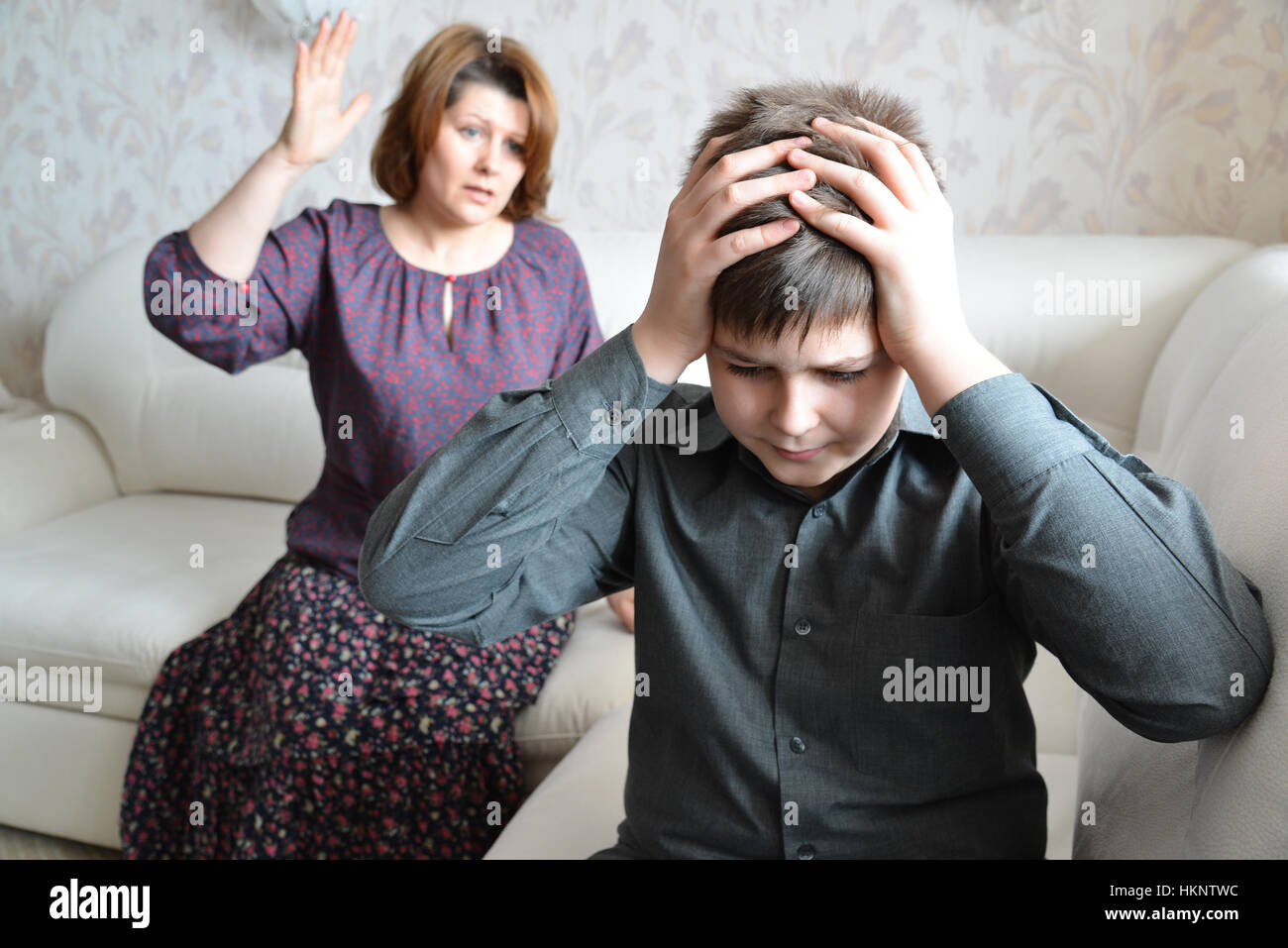 Lo scandalo in famiglia. Mom giura a suo figlio adolescente Foto Stock