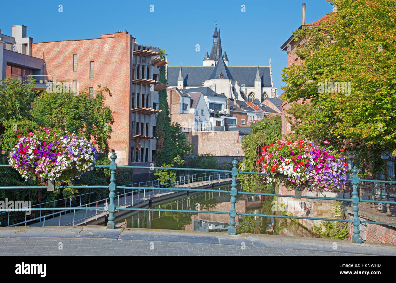 MECHELEN, Belgio - 4 settembre: Canal e la chiesa di Nostra Signora di tutta la Dyle in background. Foto Stock