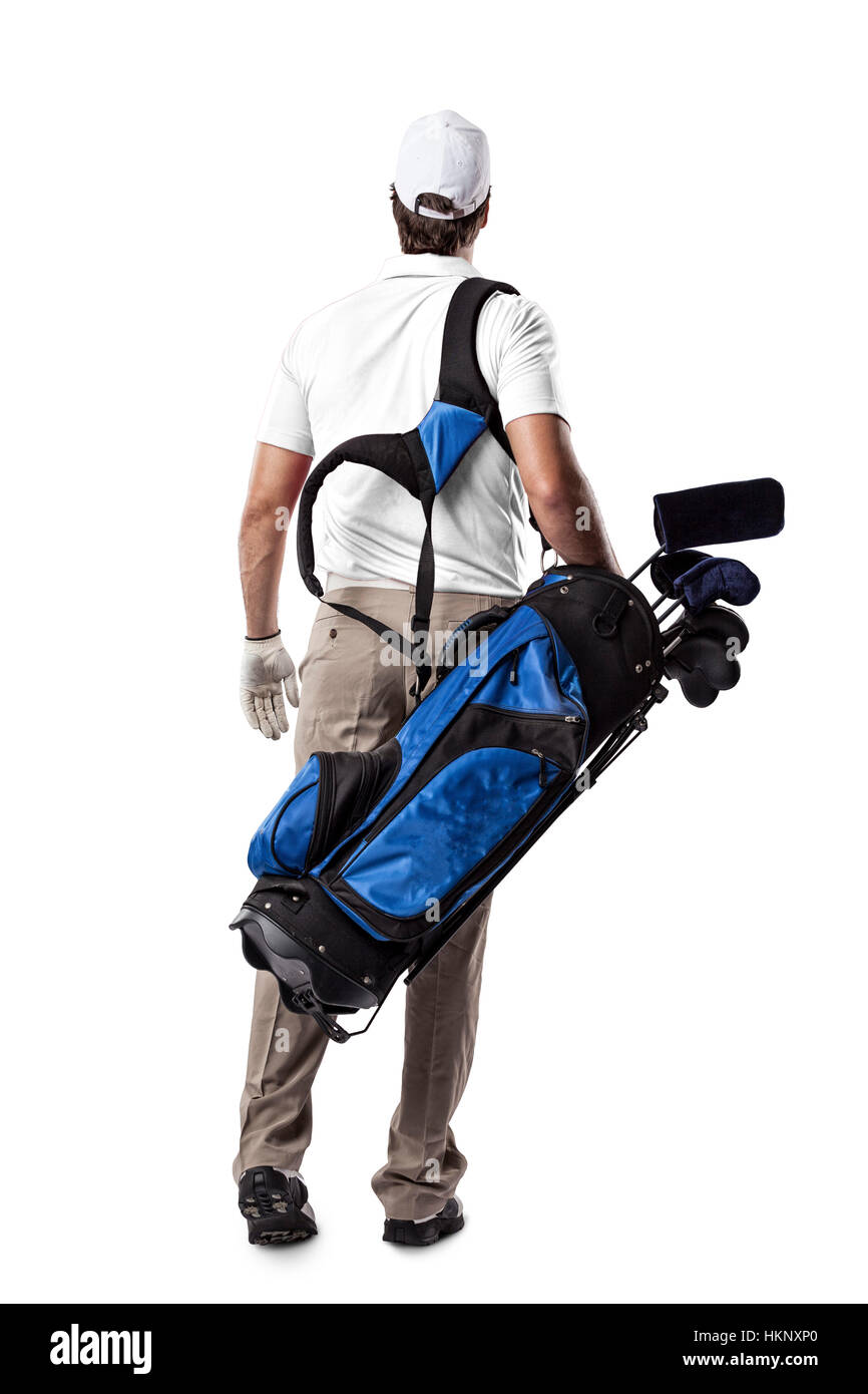 Giocatore di Golf in una camicia bianca a piedi con un sacco di circoli di golf sul suo retro, su uno sfondo bianco. Foto Stock