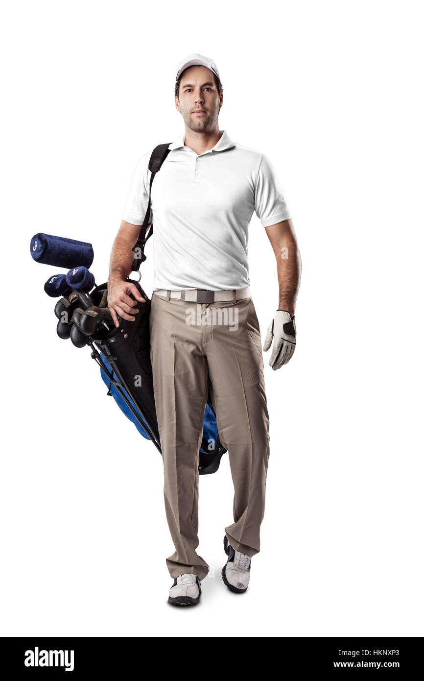 Giocatore di Golf in una camicia bianca a piedi con un sacco di circoli di golf sul suo retro, su uno sfondo bianco. Foto Stock
