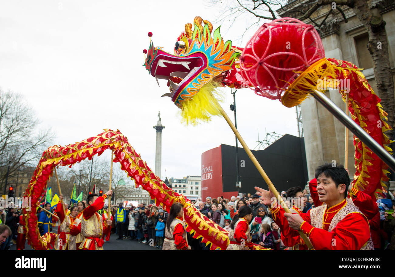 Ballerini eseguono una tradizionale danza del drago durante il Nuovo Anno Cinese parade di Londra, parte dei cinesi delle celebrazioni per il Nuovo Anno per contrassegnare l'inizio dell'anno del gallo. Foto Stock