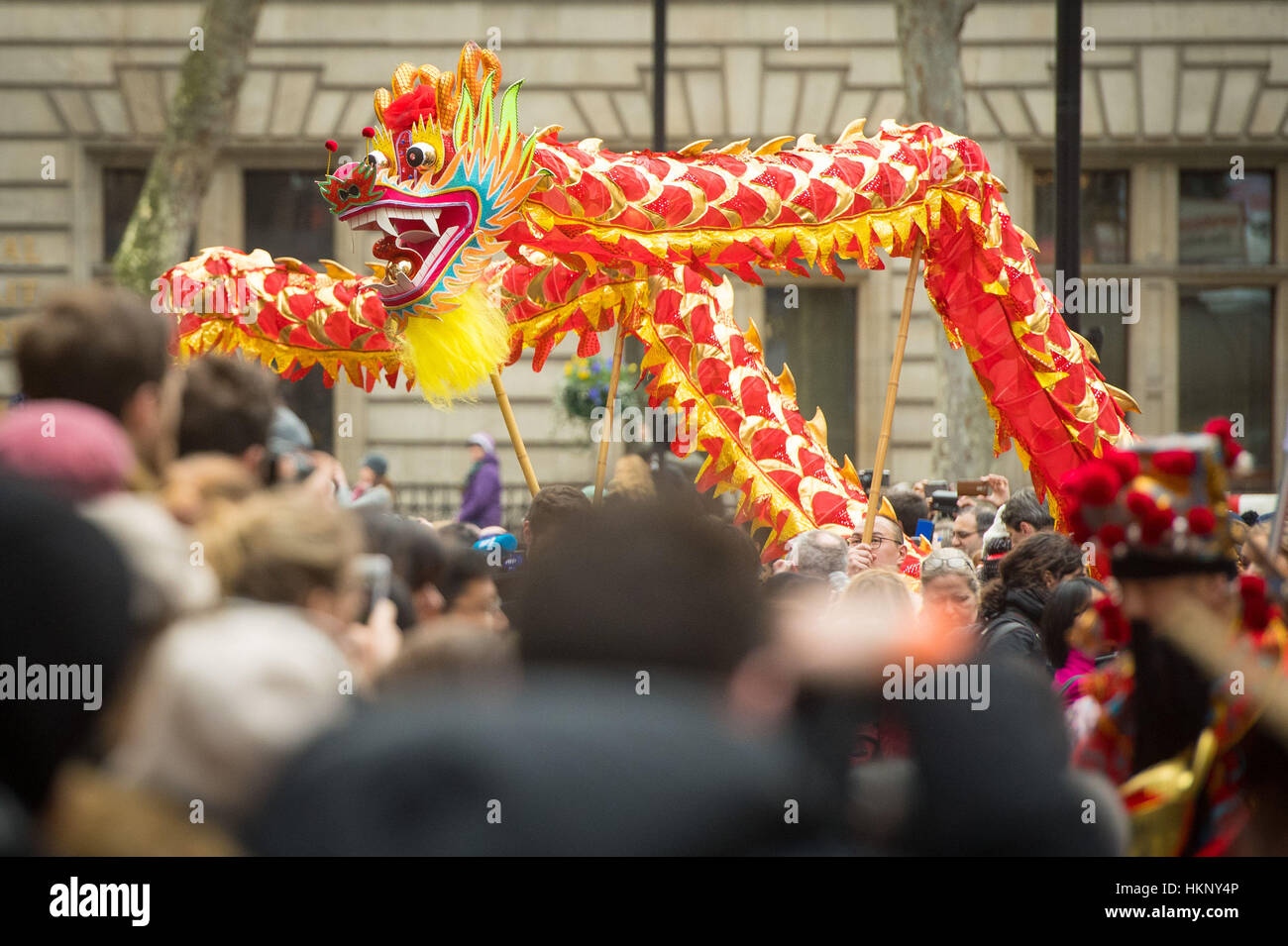 Ballerini eseguono una tradizionale danza del drago durante il Nuovo Anno Cinese parade di Londra, parte dei cinesi delle celebrazioni per il Nuovo Anno per contrassegnare l'inizio dell'anno del gallo. Foto Stock