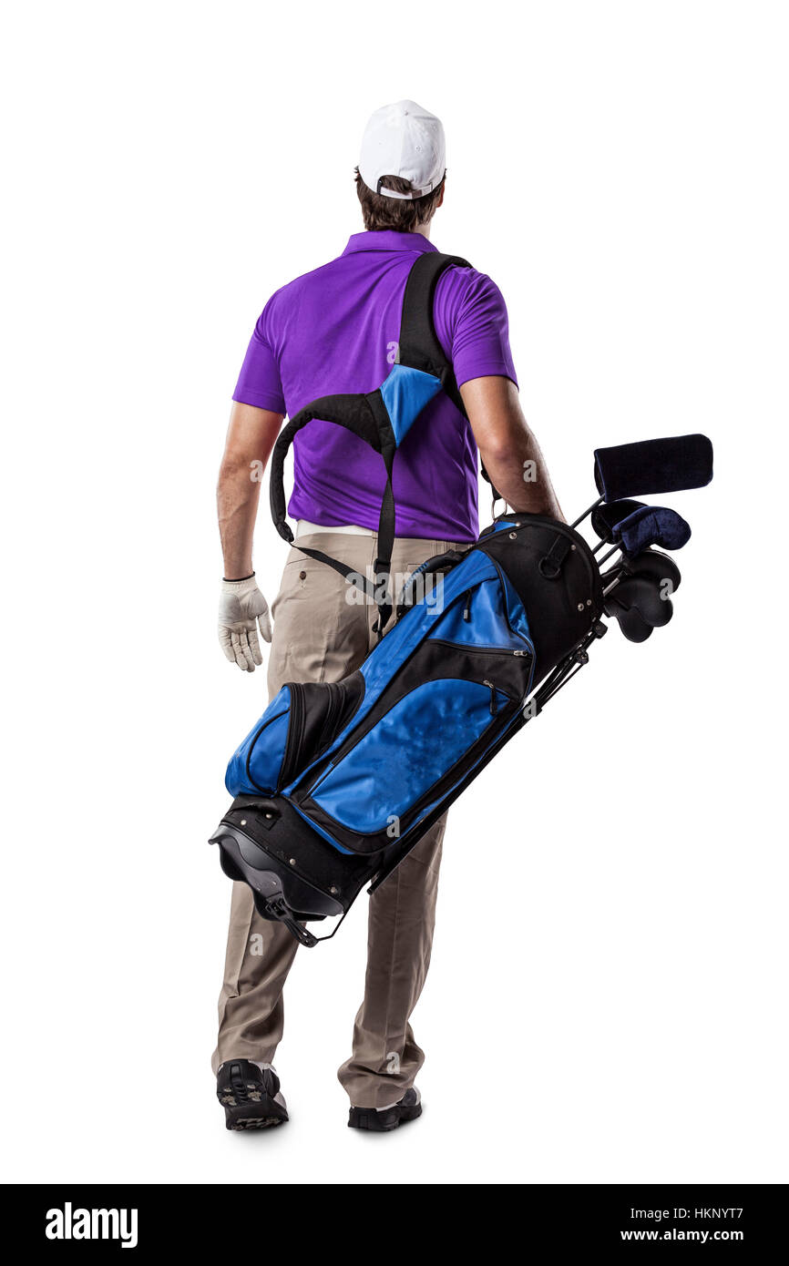 Giocatore di Golf in una camicia viola a piedi con un sacco di circoli di golf sul suo retro, su uno sfondo bianco. Foto Stock