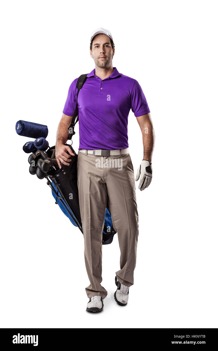 Giocatore di Golf in una camicia viola a piedi con un sacco di circoli di golf sul suo retro, su uno sfondo bianco. Foto Stock