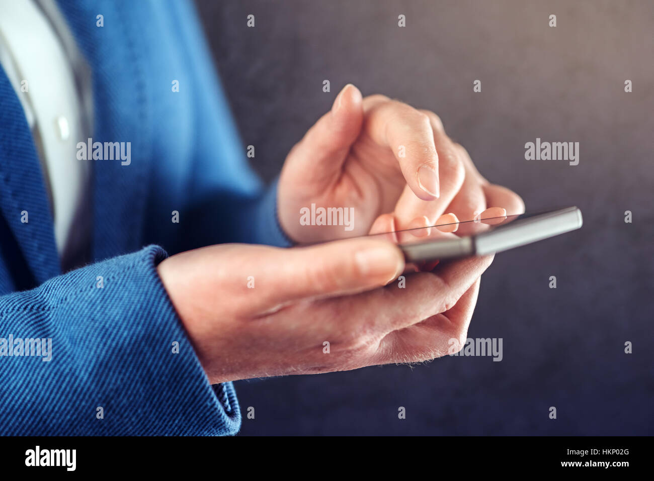 Imprenditrice la digitazione di messaggi SMS sul telefono cellulare smart device, comunicazione aziendale e la connettività Foto Stock