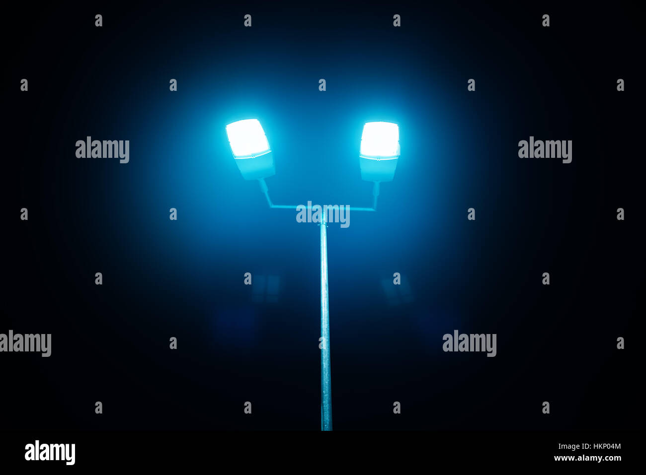 Outdoor sport corte o luci dello stadio contro il cielo notturno Foto Stock