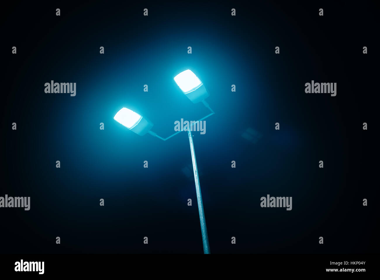 Outdoor sport corte o luci dello stadio contro il cielo notturno Foto Stock