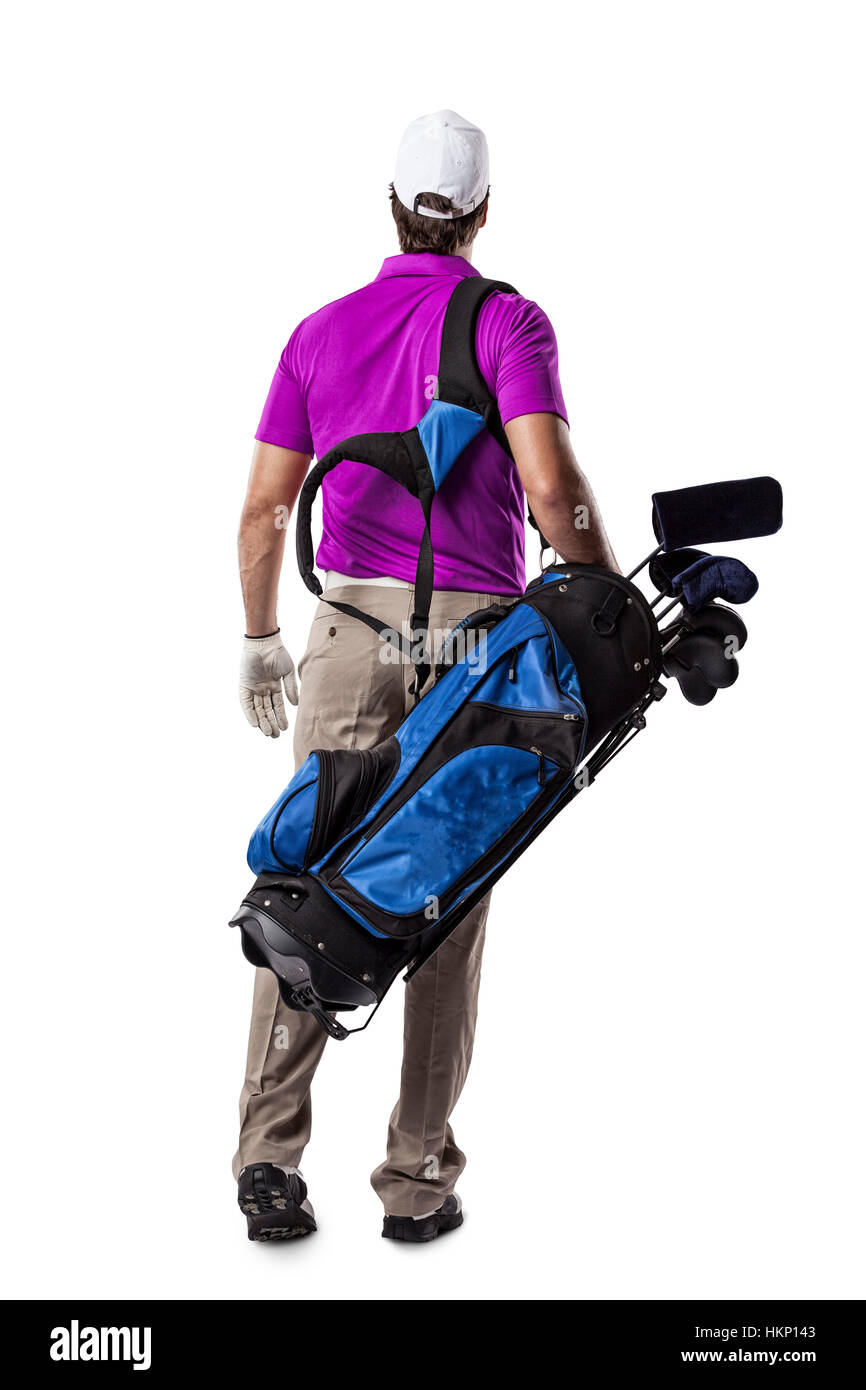 Giocatore di Golf in una maglia rosa a piedi con un sacco di circoli di golf sul suo retro, su uno sfondo bianco. Foto Stock