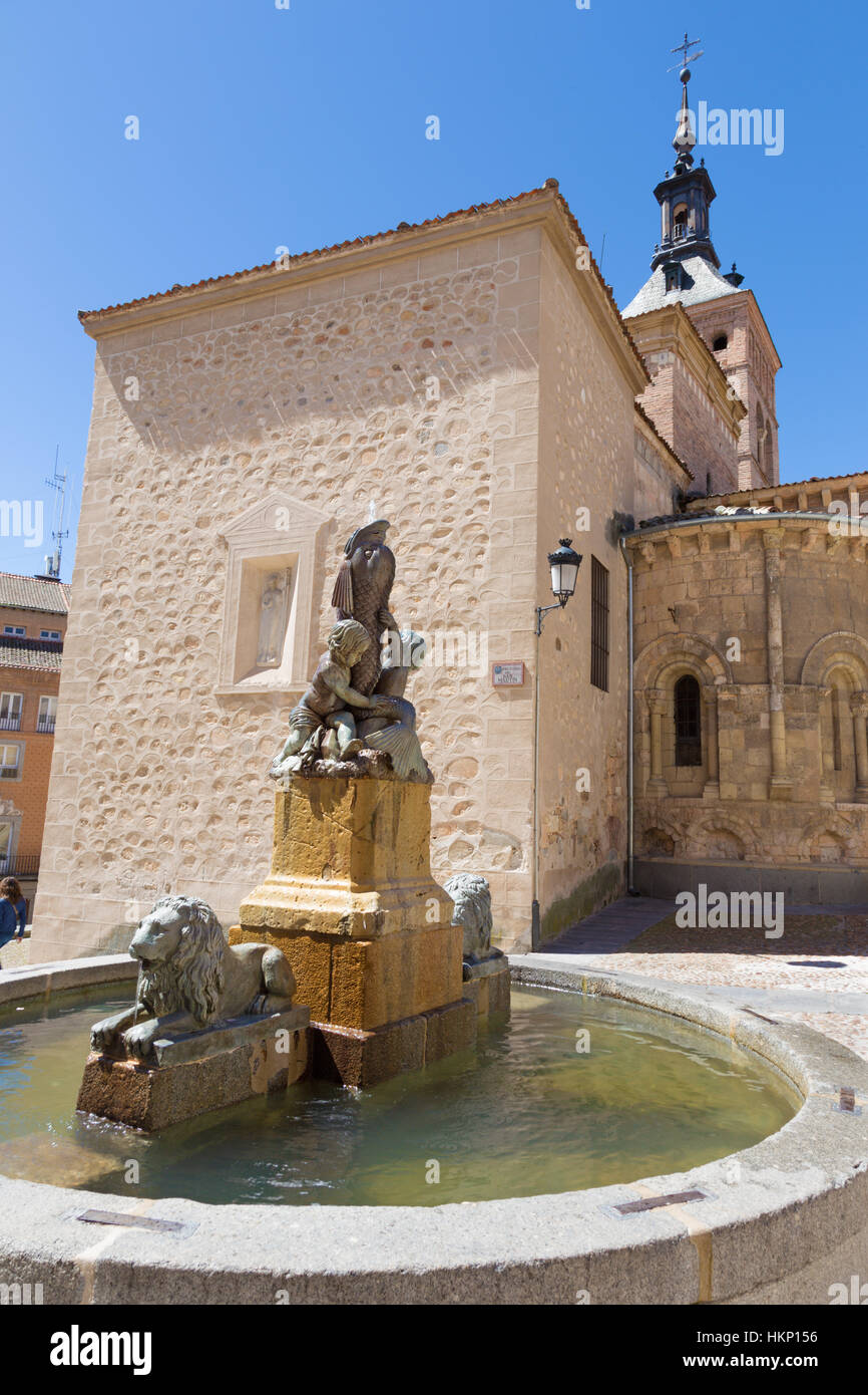 Segovia - San Martin chiesa e piccola fontana. Foto Stock