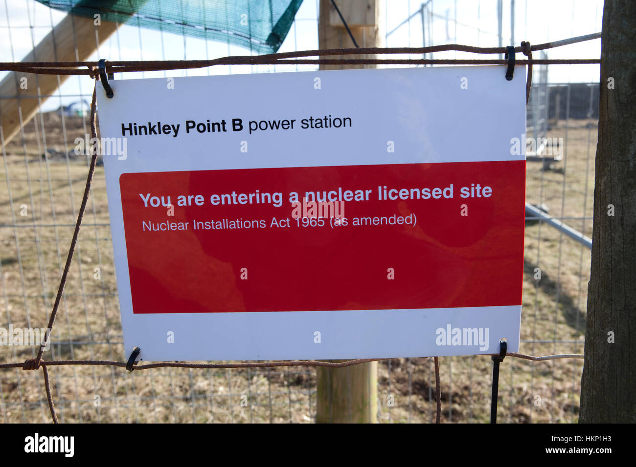 Hinkley Point nucleari di potenza power station North Somerset . I manifestanti hanno occupato un agriturismo vicino come EDF Clear la terra ben prima di aver dato il permesso di pianificazione per una nuova stazione di potenza a Hinkley C come parte del governo del Regno Unito il nuovo piano nucleare Foto Stock