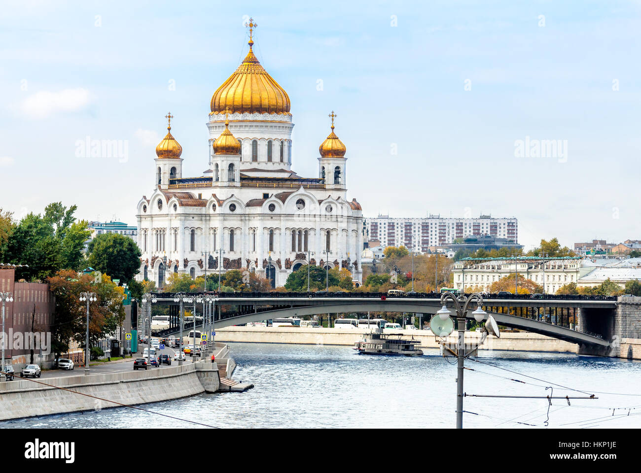 Vista dal fiume per la Cattedrale di Cristo Salvatore a Mosca Foto Stock