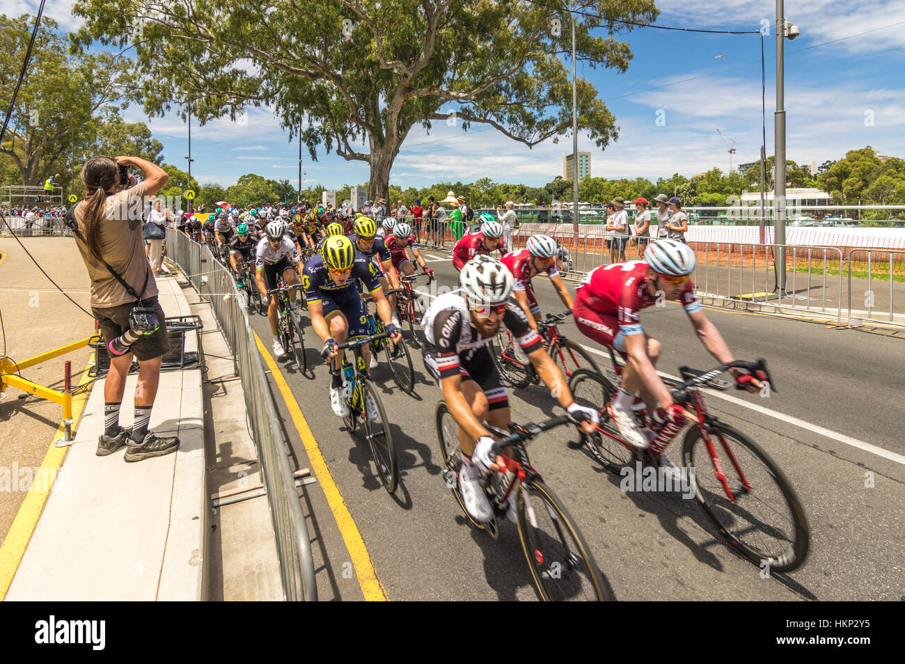 L'ultima tappa del Tour Down Under gare intorno al circuito di strada del centro di Adelaide Foto Stock