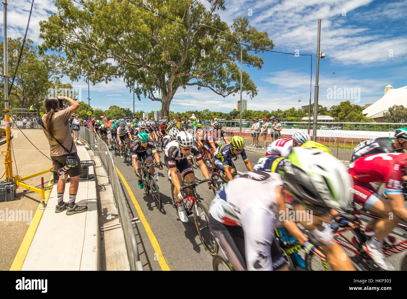L'ultima tappa del Tour Down Under gare intorno al circuito di strada del centro di Adelaide Foto Stock