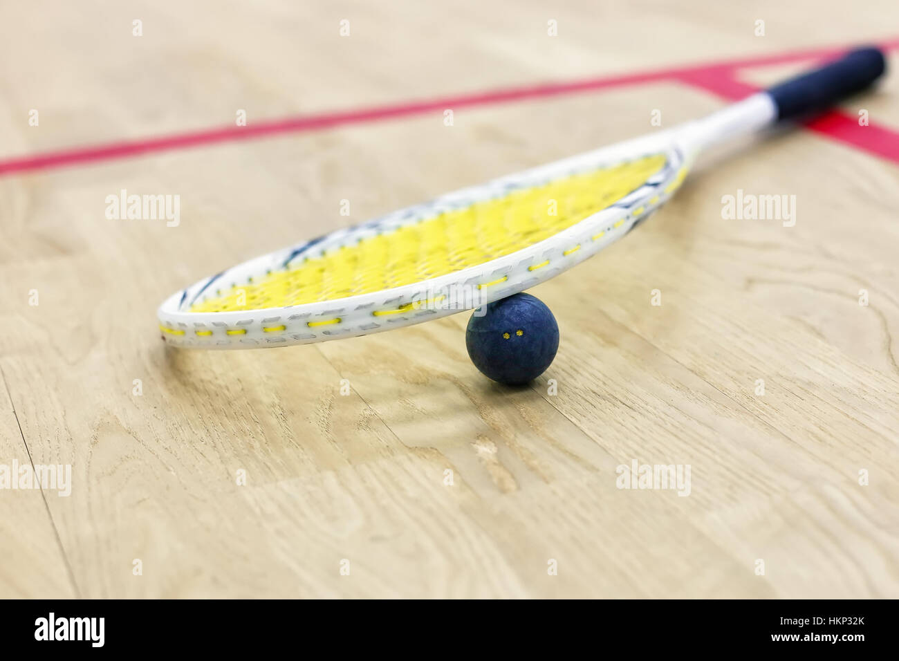 Primo piano della racchetta da squash e sfera Foto Stock