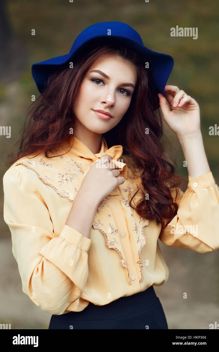 Giovane donna in posa di strada in hat Foto Stock