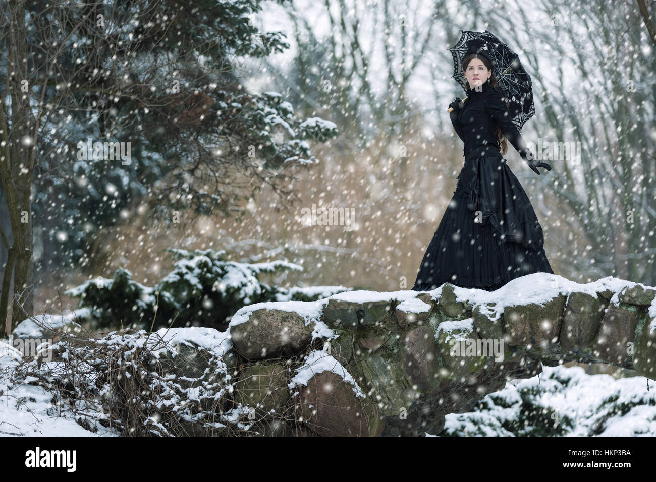 La donna in nero abito vittoriano nel Winter Park Foto Stock