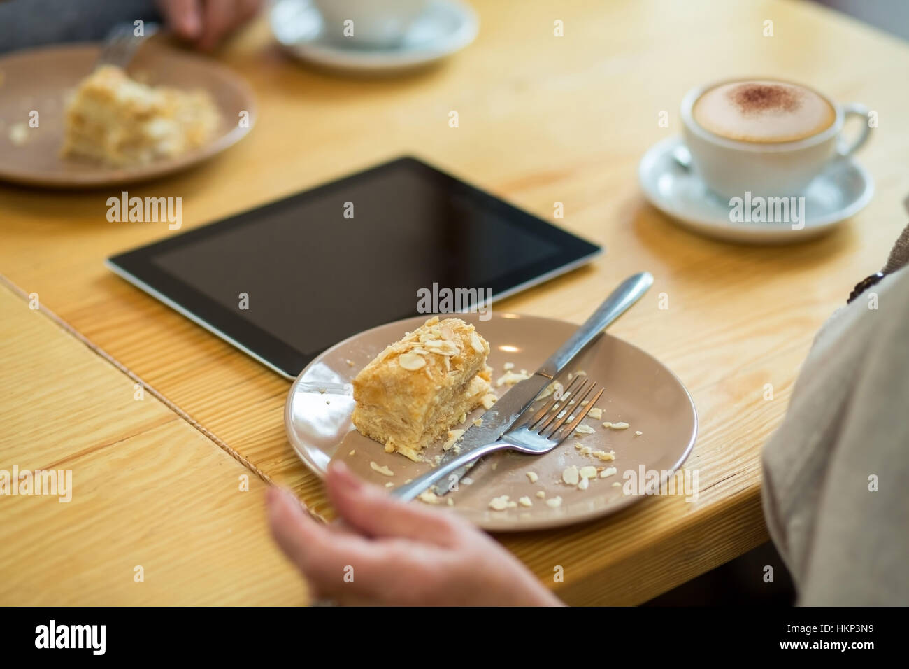 Torta e posate sulla piastra. Foto Stock