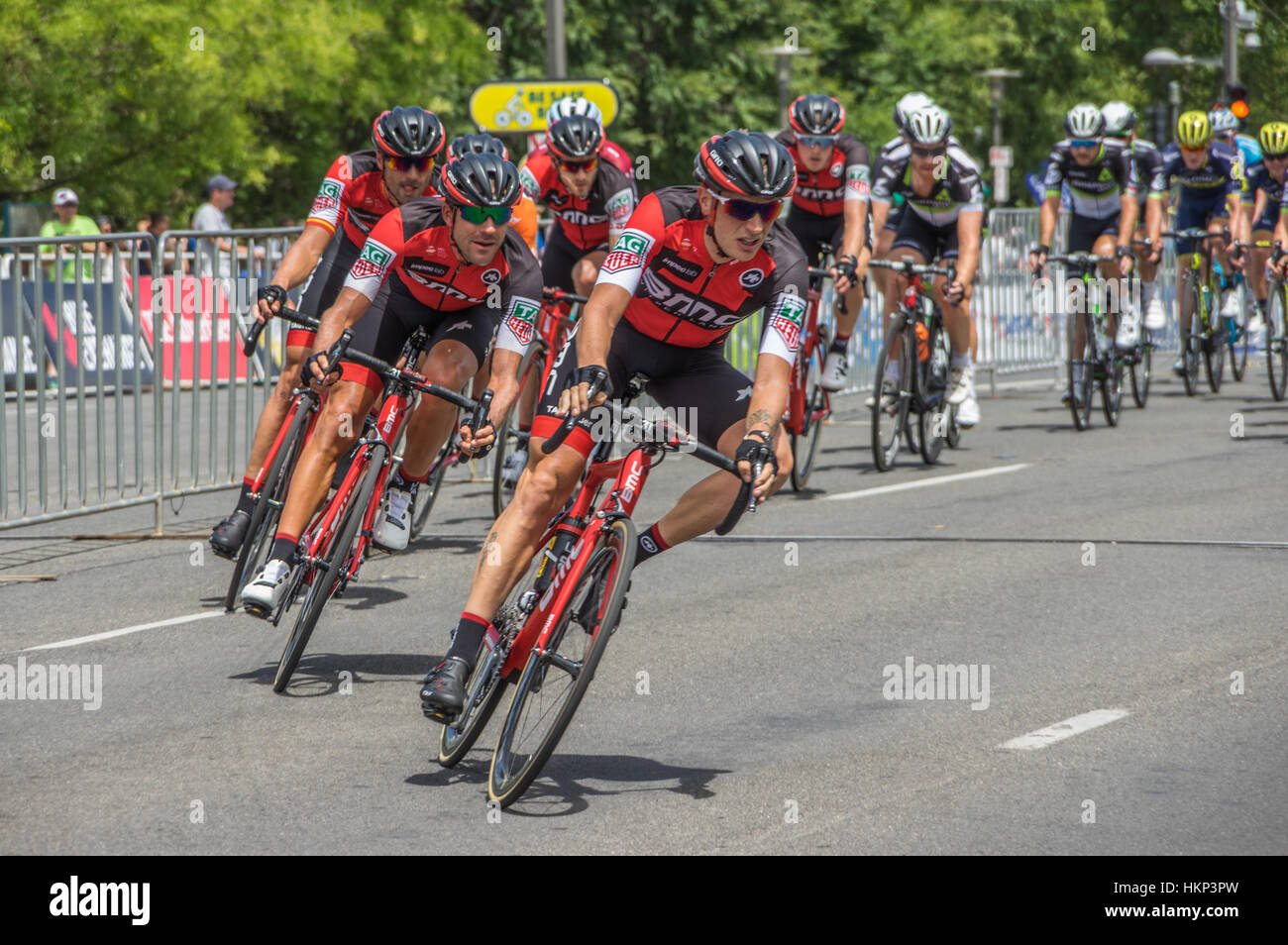 L'ultima tappa del Tour Down Under gare intorno al circuito di strada del centro di Adelaide Foto Stock