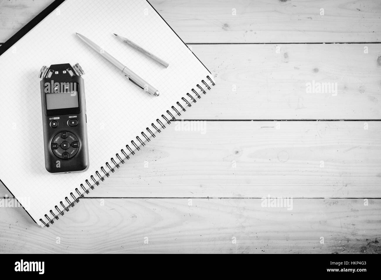 Digital Sound Recorder e altri accessori sul tavolo di legno Foto Stock