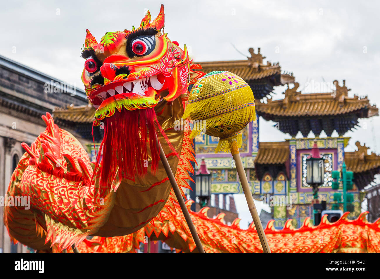 Close-up di arancione e colorati di rosso dragon in Liverpool Chinatown a caccia di una perla durante il Capodanno cinese Foto Stock