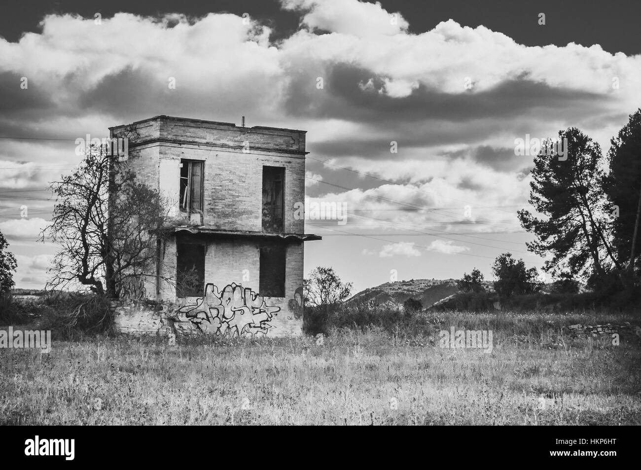 Casa in rovine nel mezzo di un campo, Manresa, Catalogna, Spagna Foto Stock