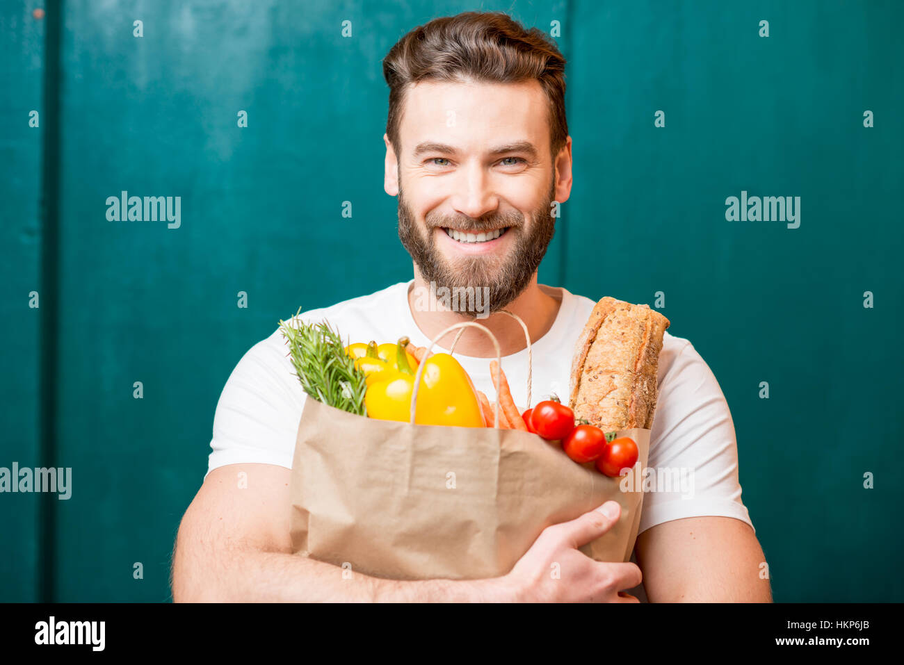 L'uomo con la borsa piena di cibo Foto Stock