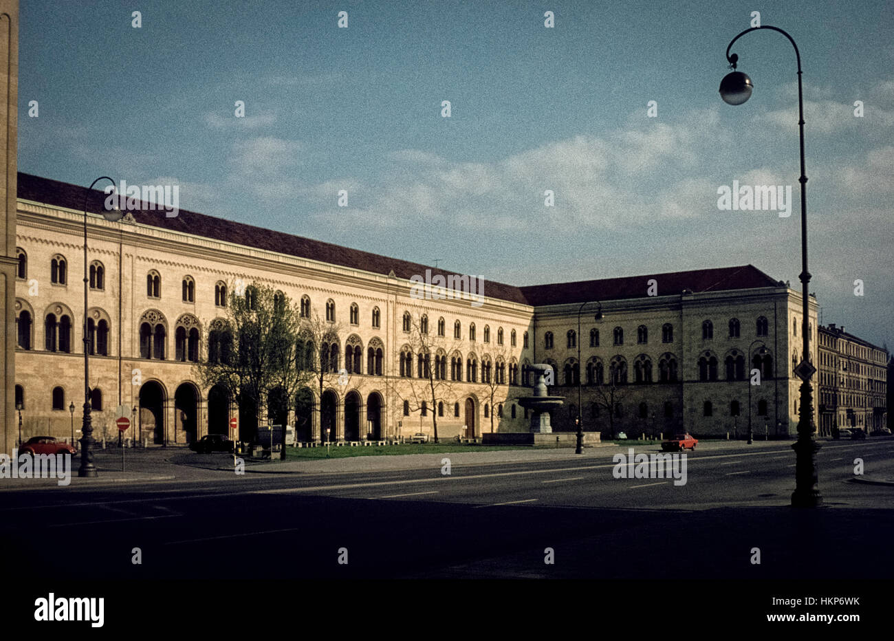 L'università di Monaco di Baviera nel 1974. Hauptgebäude der Münchner LMU am Geschwister-Scholl-Platz un einem Sonntagmorgen 1974. Foto Stock