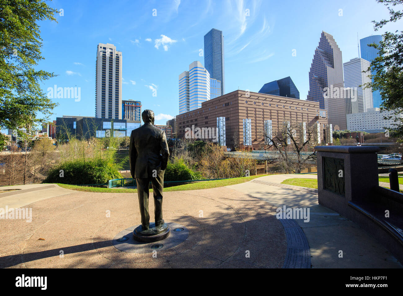 George H. W. Bush monumento con il centro cittadino di Houston Foto Stock