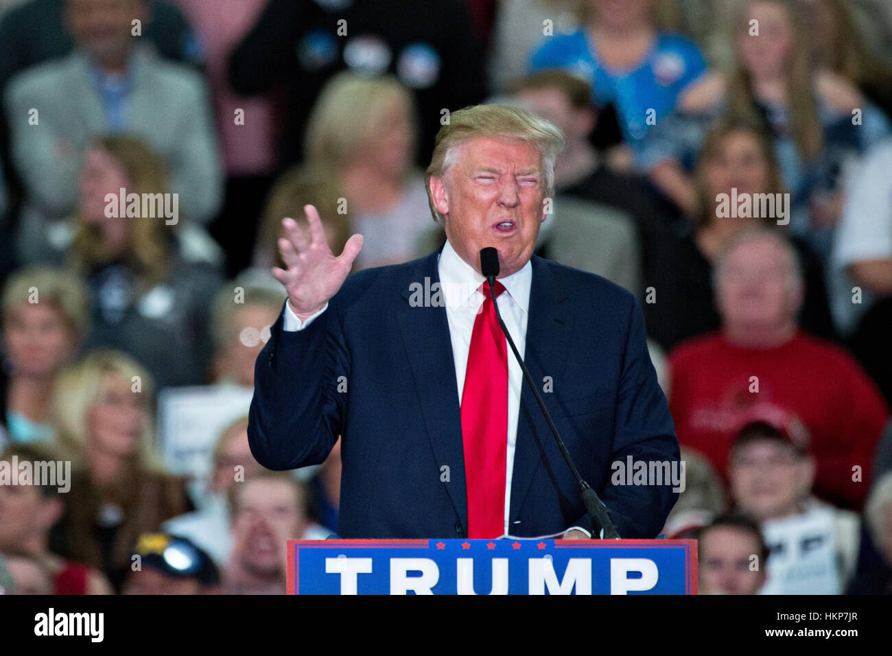 Candidato presidenziale repubblicano miliardario Donald Trump mocks disabilitato New York Times reporter Kovaleski Serge durante una campagna al rally di Myrtle Beach Convention Center Novembre 24, 2015 in Myrtle Beach, Carolina del Sud. Foto Stock