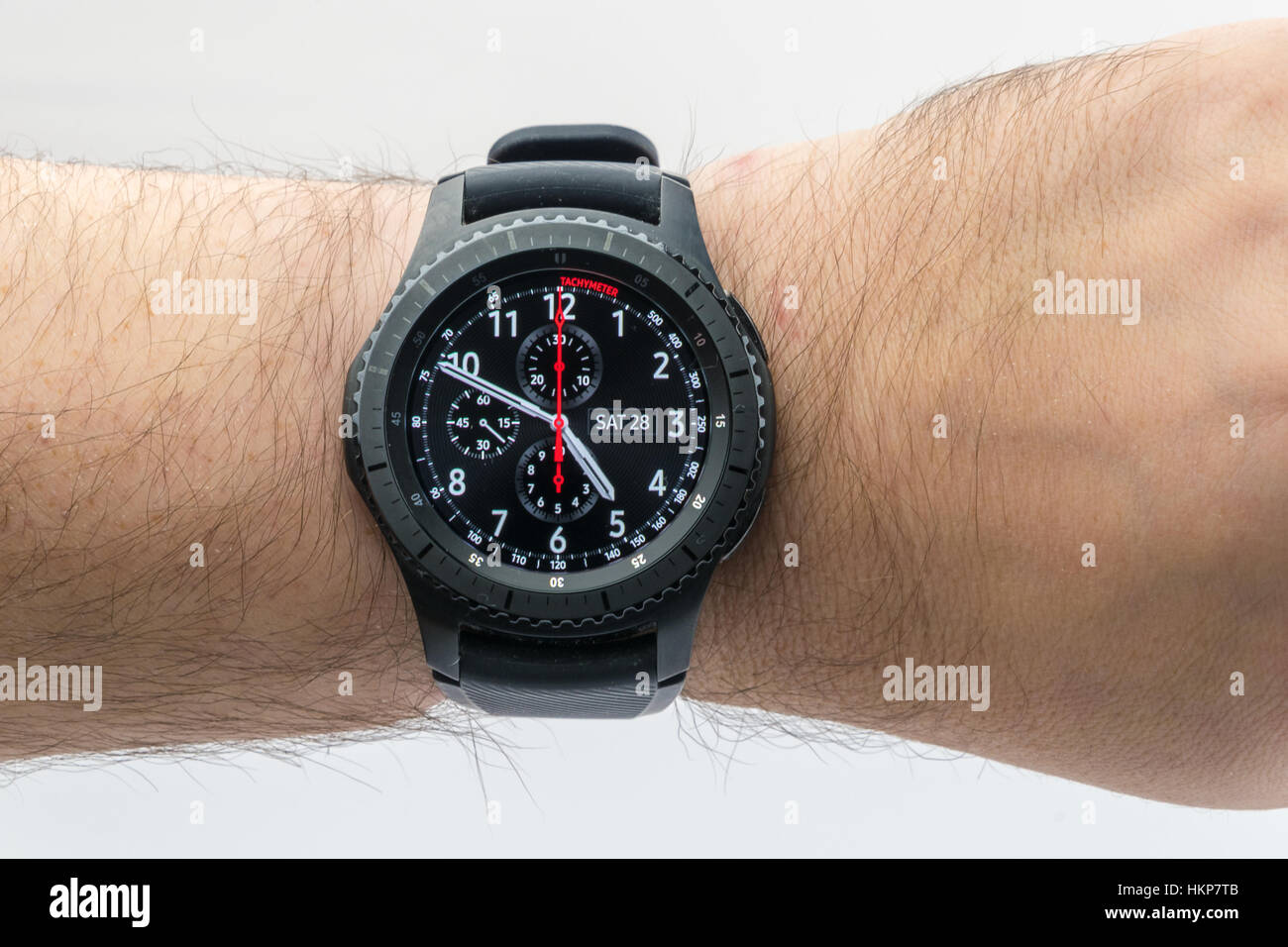 CHESTER, Regno Unito - 28 Gennaio 2017: Ingranaggio Samsung S3 smartwatch mostrato su un polso maschio Foto Stock