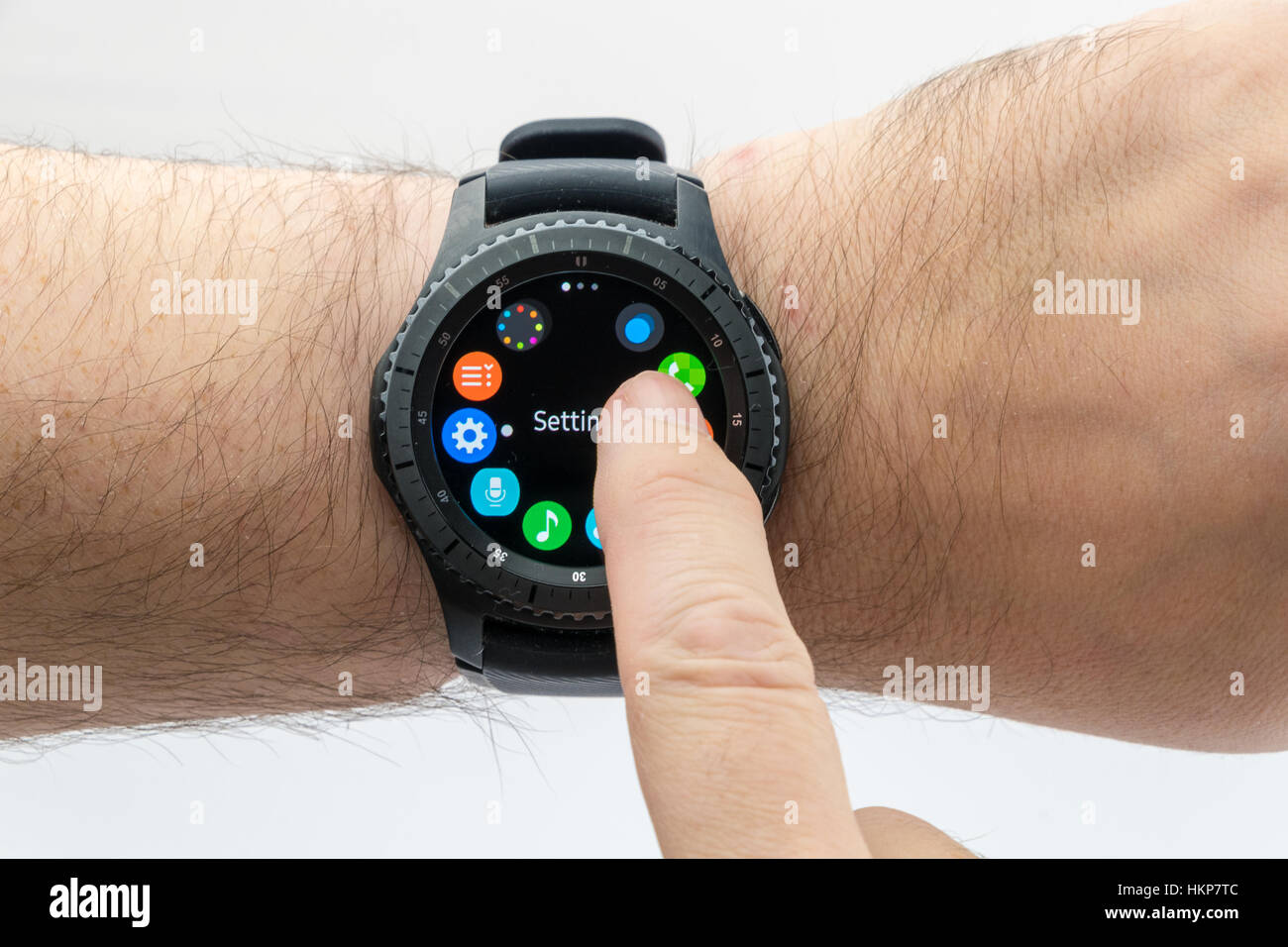 CHESTER, Regno Unito - 28 Gennaio 2017: Ingranaggio Samsung S3 smartwatch mostrato su un polso maschile e il funzionamento del touch screen. Foto Stock