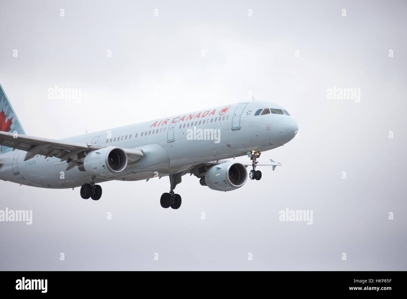 Air Canada Airbus 320 l'atterraggio all'Aeroporto di Toronto Foto Stock