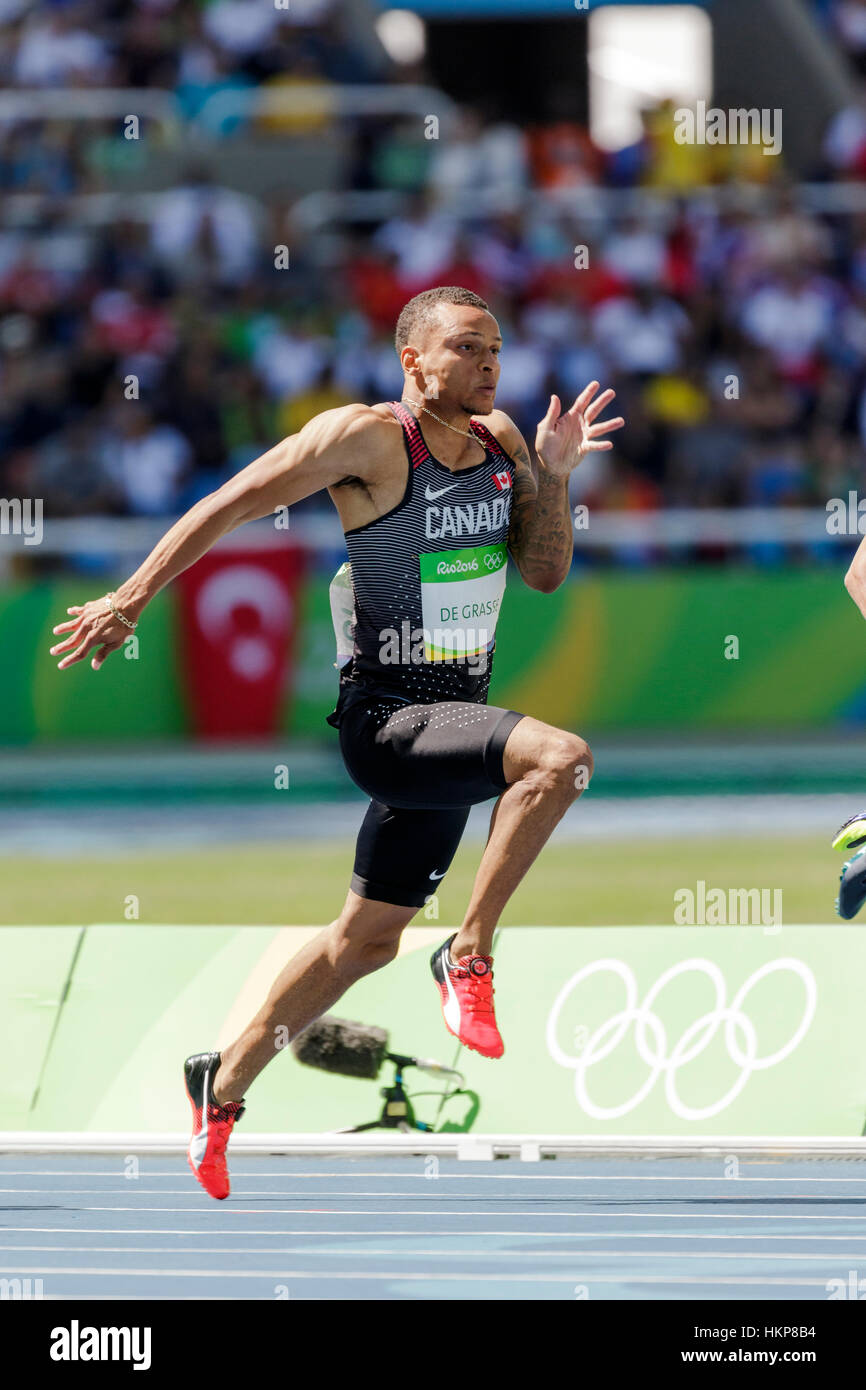 Rio de Janeiro, Brasile. Il 13 agosto 2016. Andre De Grasse (CAN) concorrenti negli uomini della 100m riscalda al 2016 Olimpiadi estive. ©Paul J. Sutton/NCP Foto Stock